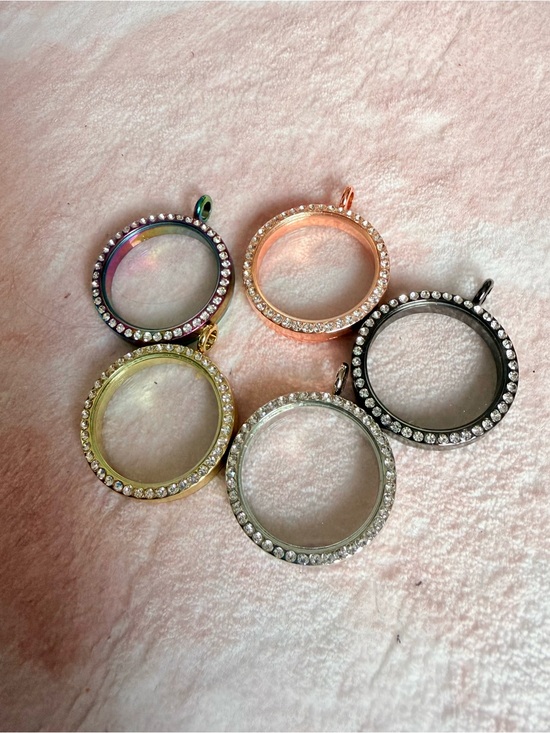 Jewelry - Set of 5 Alloy Twist Charm Lockets